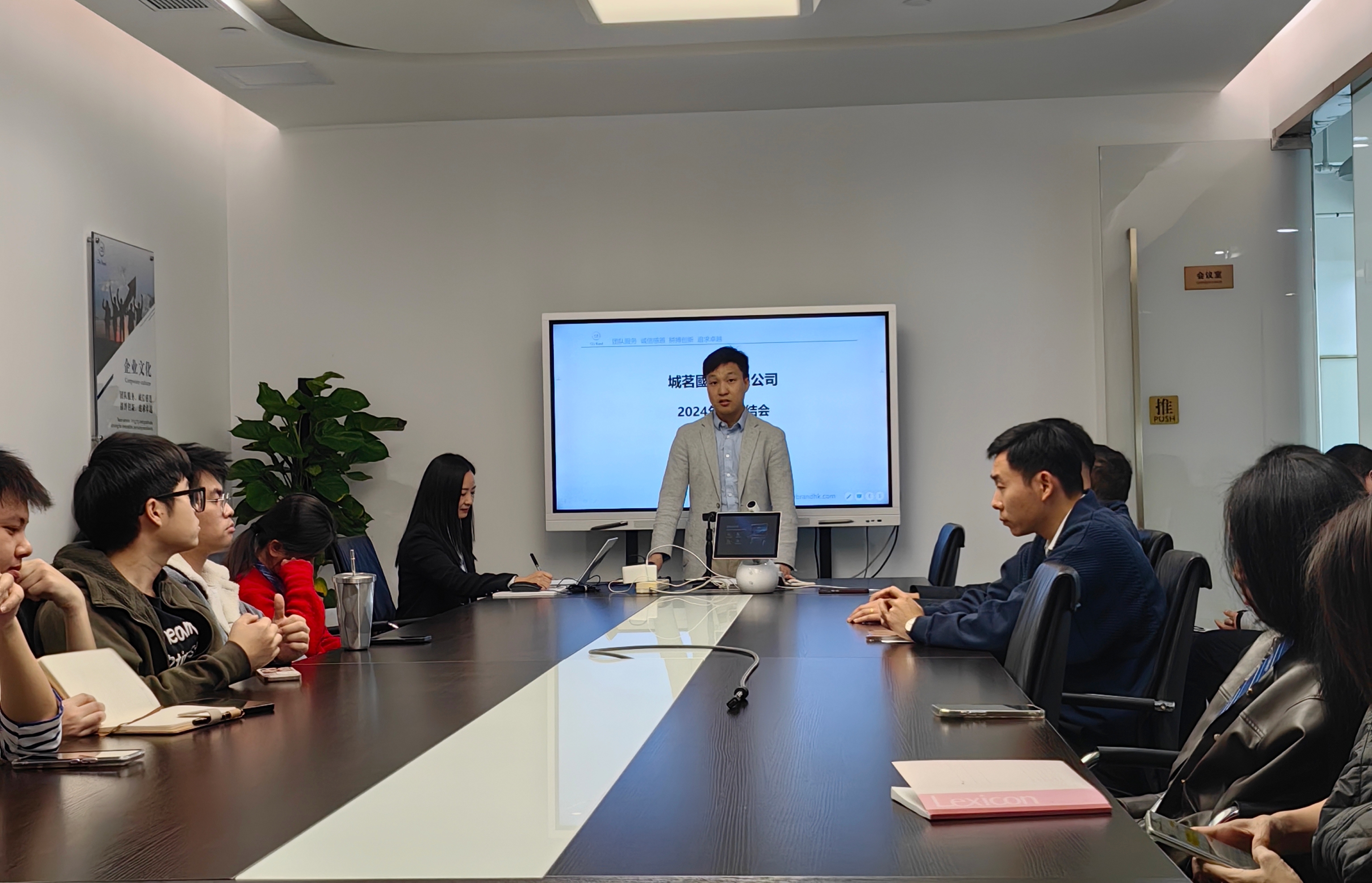 “风好正是扬帆时，奋楫逐浪向未来”